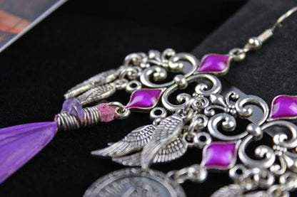 Pendientes de plumas moradas con lluvia - Pendientes asimétricos de filigrana morada y plata con plumas moradas