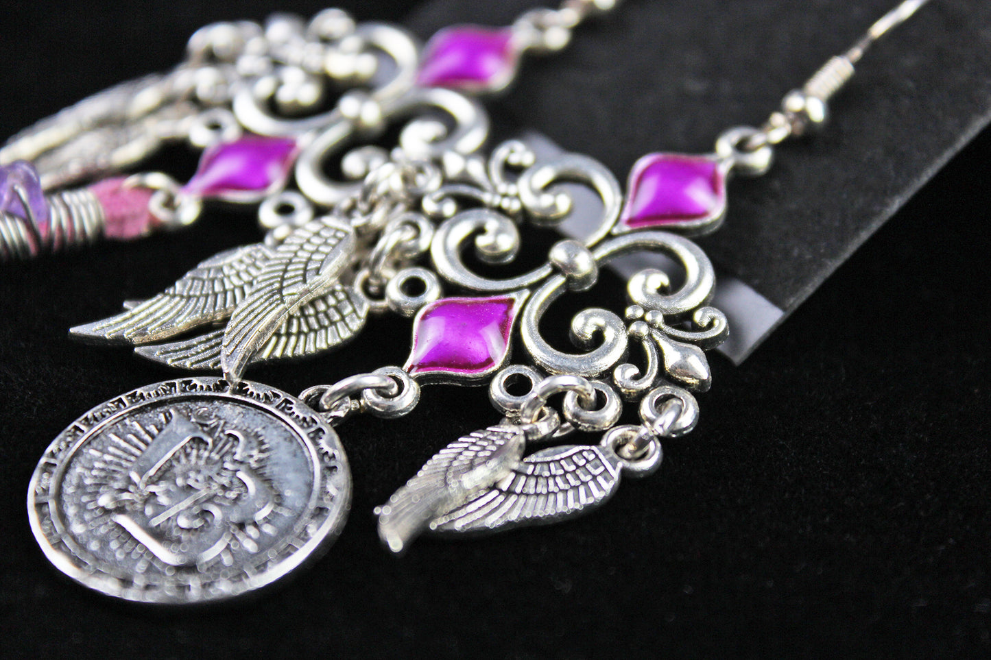 Pendientes de plumas moradas con lluvia - Pendientes asimétricos de filigrana morada y plata con plumas moradas