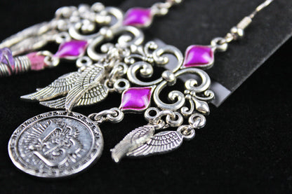 Pendientes de plumas moradas con lluvia - Pendientes asimétricos de filigrana morada y plata con plumas moradas