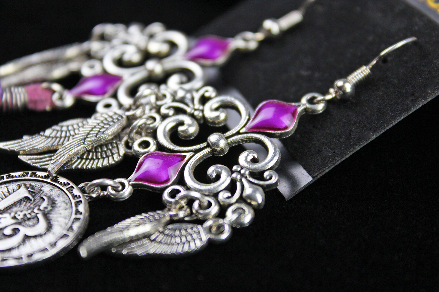 Pendientes de plumas moradas con lluvia - Pendientes asimétricos de filigrana morada y plata con plumas moradas