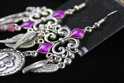 Pendientes de plumas moradas con lluvia - Pendientes asimétricos de filigrana morada y plata con plumas moradas