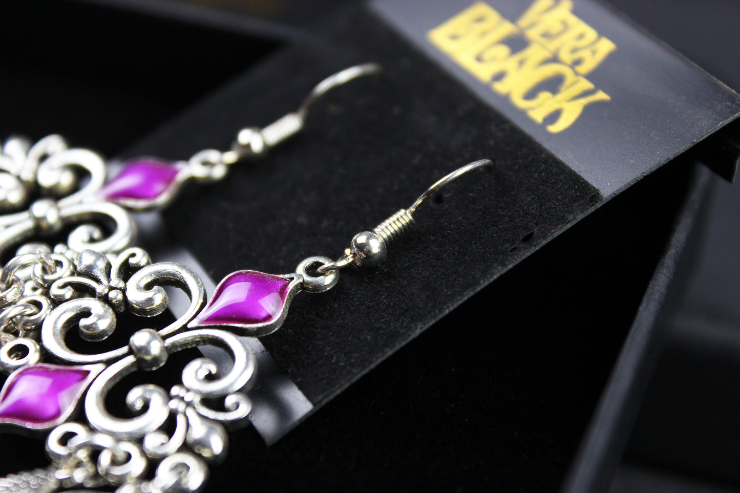 Pendientes de plumas moradas con lluvia - Pendientes asimétricos de filigrana morada y plata con plumas moradas