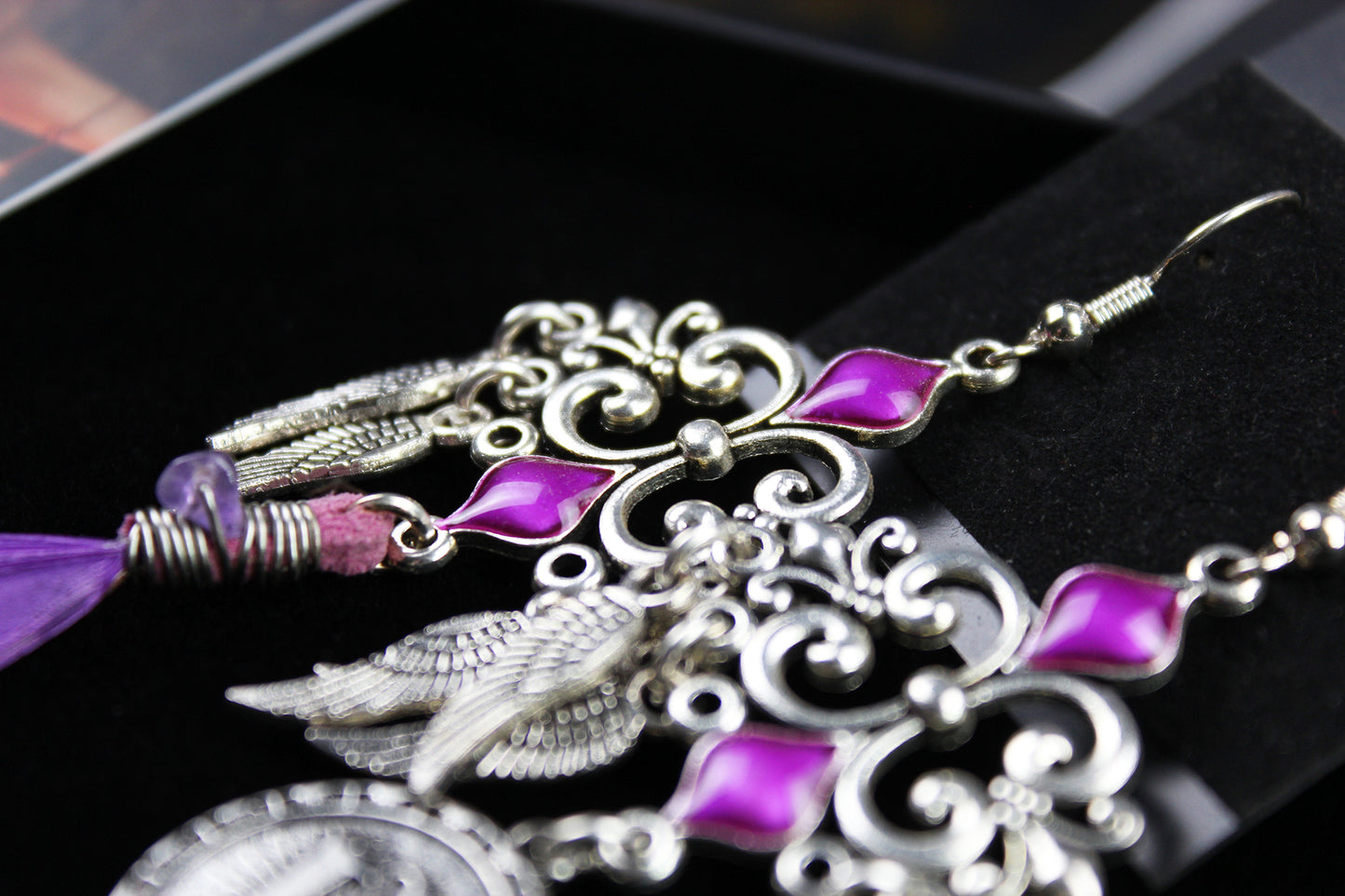 Pendientes de plumas moradas con lluvia - Pendientes asimétricos de filigrana morada y plata con plumas moradas