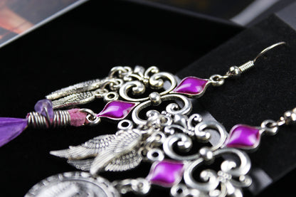 Pendientes de plumas moradas con lluvia - Pendientes asimétricos de filigrana morada y plata con plumas moradas
