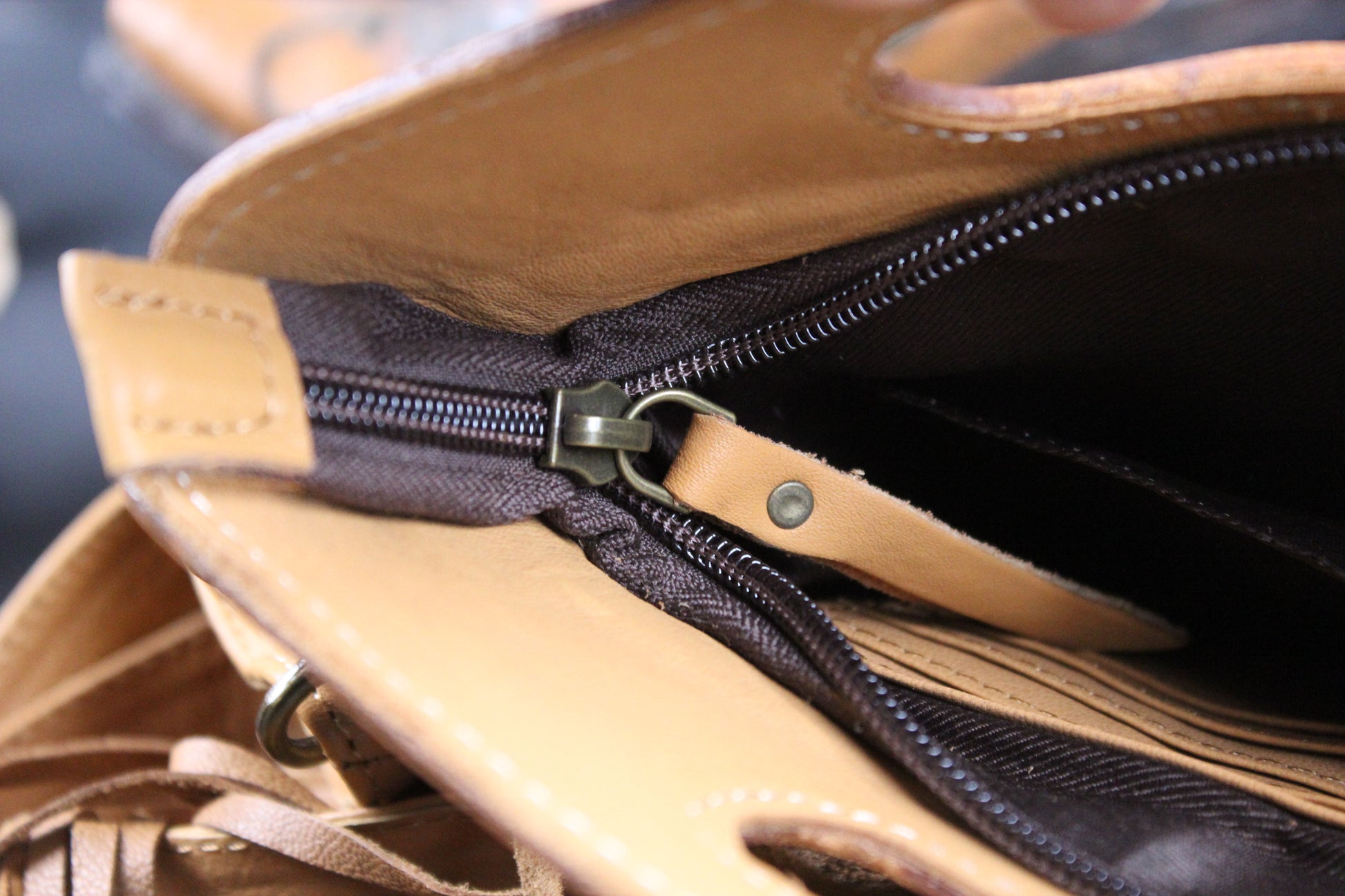 The Prairie Brown Leather Shoulder Bag : Cowhide with Fringe